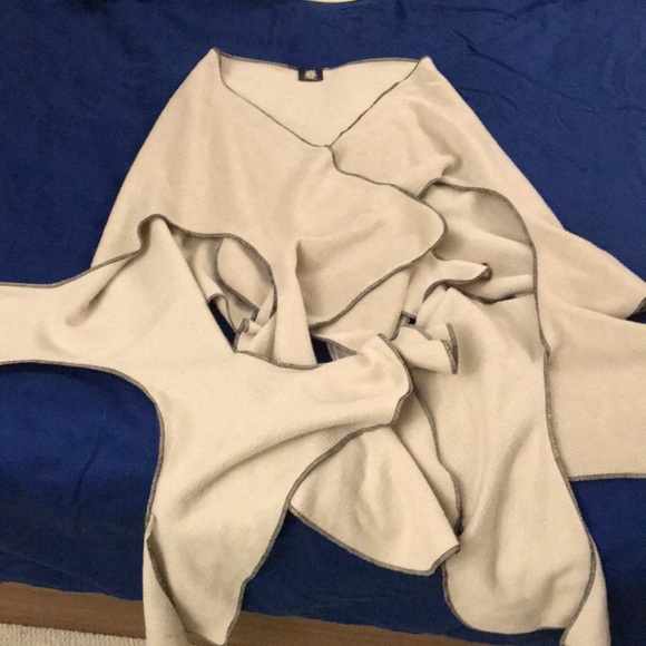 Minerva’s Antennae soft shall wrap in cream - Picture 4 of 7